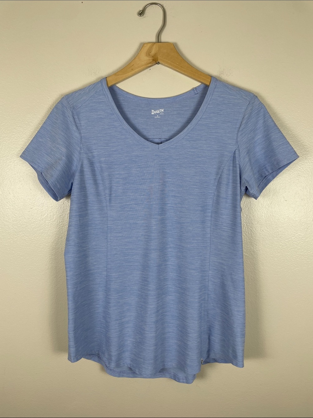 Duluth Trading Co Women’s V-Neck Short Sleeve Top. Small